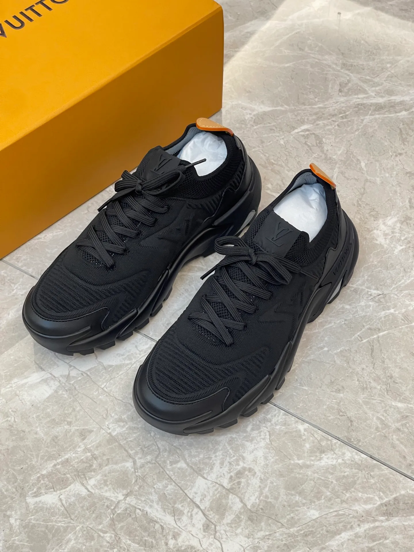 [L Home] Top P: 700💰 Size: 39-44 (customized at 38.45.46) LV Donkey Brand Louis Vuitton RUNNER TATIC new men's sneakers This LV Runner Tatic sneaker uses a whole piece of technical knitting to create an easy-to-take-off design, and then outlines the upper with cow leather trim. The LV logo on the side releases a dynamic atmosphere between the textures, the leather back strap is shaped like the handle fastener of the Louis Vuitton leather goods series, and the lightweight and wear-resistant two-tone rubber sole completes the whole. The toe and heel wrap details continue to provide comfortable fabric foot support, creating a stylish and stylish upper! Comes with full original packaging!